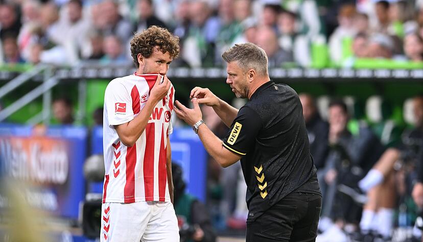 Kölns Trainer Lukas Kwasniok (r) und sein Spieler Luca Waldschmidt.