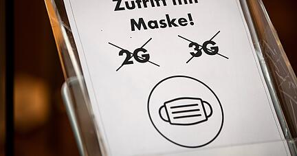 Die Pflicht zum Tragen einer FFP2-Maske zum Schutz vor Corona-Infektionen bleibt bestehen.