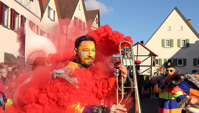 1. Februar 2025: Bunt geht es beim Umzug auf dem Mulfinger Taubenmarkt zu.