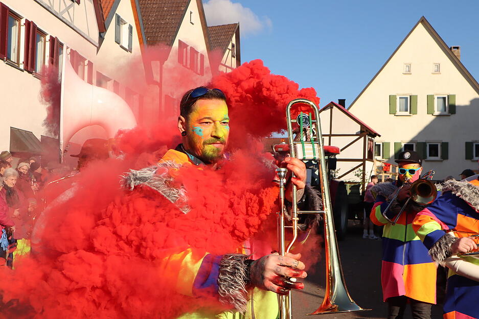 1. Februar 2025: Bunt geht es beim Umzug auf dem Mulfinger Taubenmarkt zu.