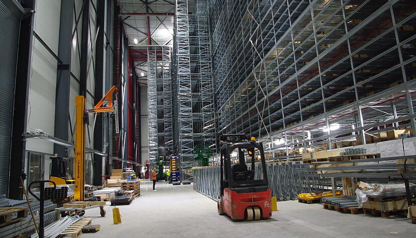 Im Hochregallager werden momentan zwei weitere Gassen mit 27 Meter hohen Regalen eingebaut.