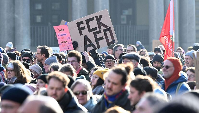 Mehrere Tausend Menschen haben sich laut Polizei gegen die &laquo;Abschiebetickets&raquo; der AfD versammelt.