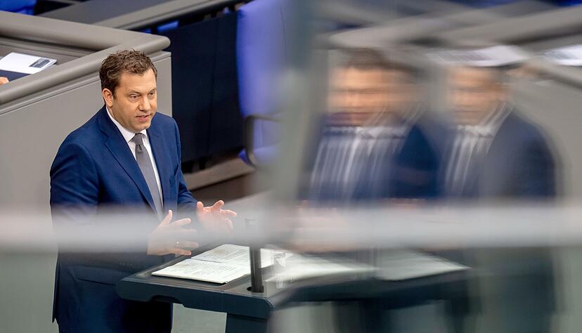 Finanzminister Klingbeil bringt den Haushalt in den Bundestag ein