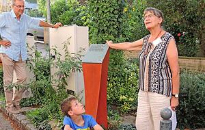 Am Alten Dekanat: Felix B&ouml;rkel, 9, h&ouml;rt Susanne Blach aufmerksam zu und hat am Ende des Spaziergangs viel gelernt.
Fotos: Helga El-Kothany