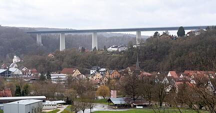 Alles andere als ruhig verl&auml;uft zurzeit offenbar das Leben unter der Autobahnbr&uuml;cke: Widderns B&uuml;rgermeister Kevin Kopf kritisiert Aktionen gegen sich und sein Team. Stadtr&auml;te st&auml;rken Rathaus den R&uuml;cken.
Foto: Archiv/Berger