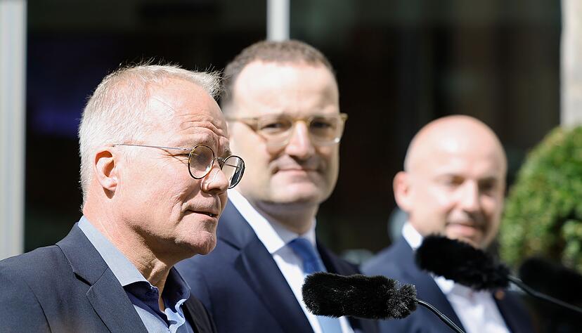 Die Fraktionschefs Miersch (SPD) und Spahn (CDU) sowie CSU-Landesgruppenchef Hoffmann traten zusammen vor die Presse. Die Fraktionschefs Miersch (SPD) und Spahn (CDU) sowie CSU-Landesgruppenchef Hoffmann traten zusammen vor die Presse.