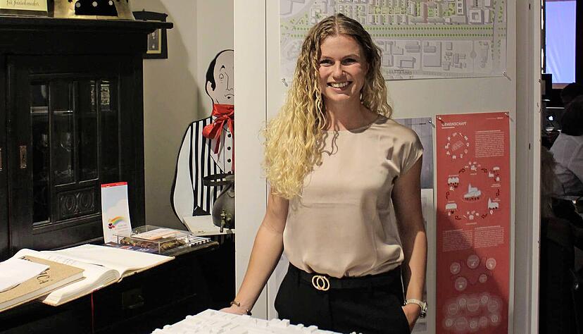 Nina Haug und ihr Modell vom Hawaii. In ihrer Masterarbeit macht sie viele Vorschläge, was sich ändern könnte. Wie wäre es mit einem Marktplatz, einem kulturellen Zentrum? Auch ein Studentenwohnheim könnte angesiedelt werden. 
Foto: Leandra Lehmann