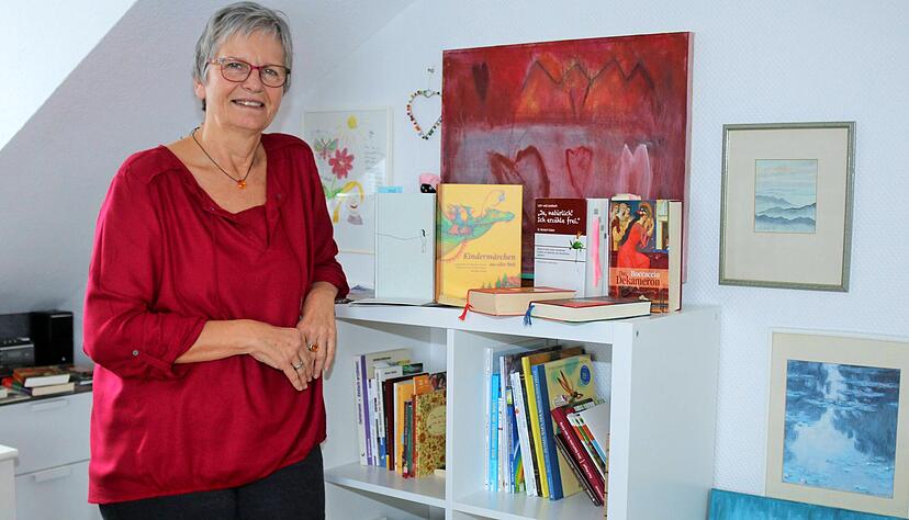 Im Kreativreich der Oedheimer Erzählkünstlerin Eva-Maria Dannbacher-Frei dürfen unterschiedlichste Bücher als Grundlage der Geschichten nicht fehlen.
Foto: Ute Plückthun Im Kreativreich der Oedheimer Erzählkünstlerin Eva-Maria Dannbacher-Frei dürfen unterschiedlichste Bücher als Grundlage der Geschichten nicht fehlen.
Foto: Ute Plückthun