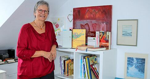 Im Kreativreich der Oedheimer Erz&auml;hlk&uuml;nstlerin Eva-Maria Dannbacher-Frei d&uuml;rfen unterschiedlichste B&uuml;cher als Grundlage der Geschichten nicht fehlen.
Foto: Ute Pl&uuml;ckthun