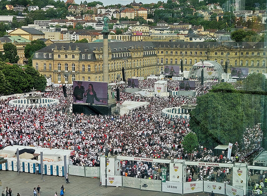 Fans beim Public Viewing auf dem Stuttgarter Schlossplatz. Fans beim Public Viewing auf dem Stuttgarter Schlossplatz.