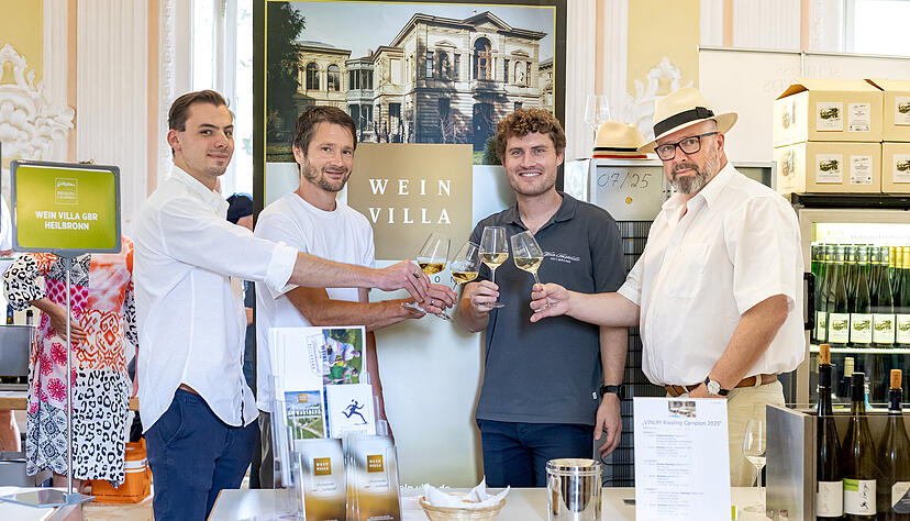 Riesling ist Trumpf mit (von links) Jonathan Hengerer, Felix Springer, Daniel Drautz und Vinum-Chef Harald Scholl.