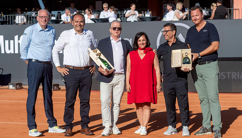 Ehrung der Turnierorganisatoren durch die Spielerorganisation ATP: Mine Cebeci (in Rot), ihr Mann Metehan Cebeci (rechts von ihr) und Tom Bucher (links) werden beim 10. Heilbronner Neckar-Cup beschenkt. Ehrung der Turnierorganisatoren durch die Spielerorganisation ATP: Mine Cebeci (in Rot), ihr Mann Metehan Cebeci (rechts von ihr) und Tom Bucher (links) werden beim 10. Heilbronner Neckar-Cup beschenkt.