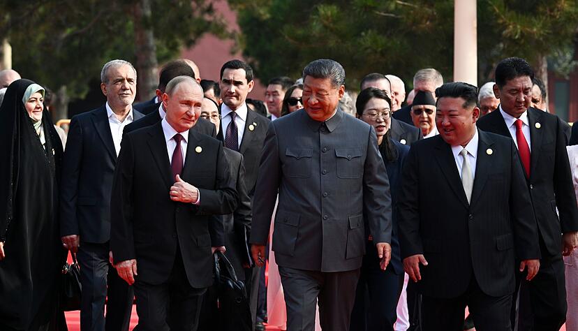 Der russische Präsident Wladimir Putin, der chinesische Präsident Xi Jinping und der nordkoreanische Machthaber Kim Jong Un kommen zu einer Militärparade anlässlich des 80. Jahrestages der Kapitulation Japans im Zweiten Weltkrieg. Der russische Präsident Wladimir Putin, der chinesische Präsident Xi Jinping und der nordkoreanische Machthaber Kim Jong Un kommen zu einer Militärparade anlässlich des 80. Jahrestages der Kapitulation Japans im Zweiten Weltkrieg.