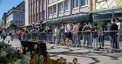 Die Schlange ist rund 30 Meter lang als zur Er&ouml;ffnung in der S&uuml;lmerstra&szlig;e die 1-Cent-Aktion startet.