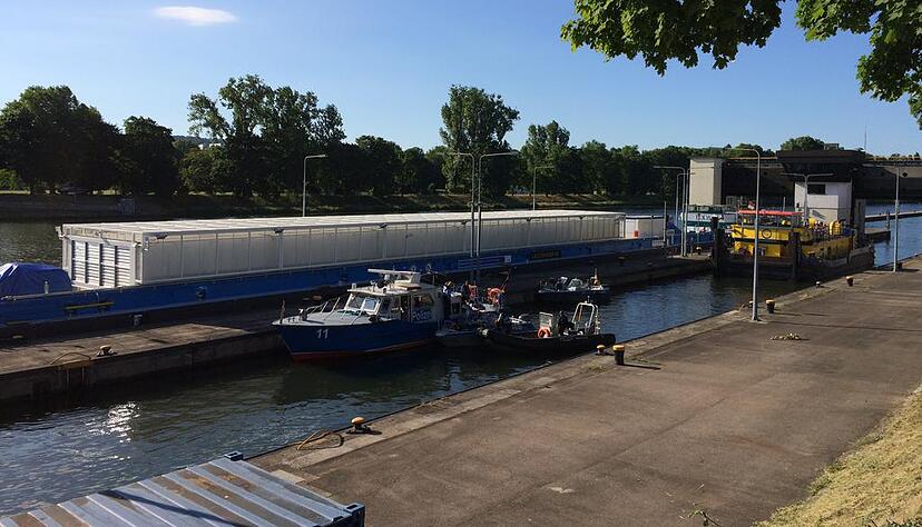 Am Montagmorgen passiert das noch leere Castor-Schiff Heilbronn. Foto: Alexander Klug