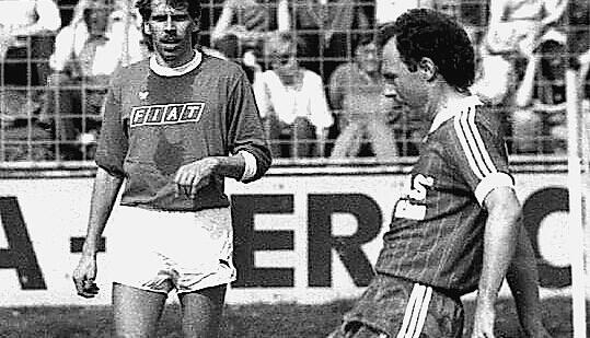 Natürlich mit dem Außenrist: Beckenbauer 1984 in Heilbronn.
Foto: Archiv/Krüger