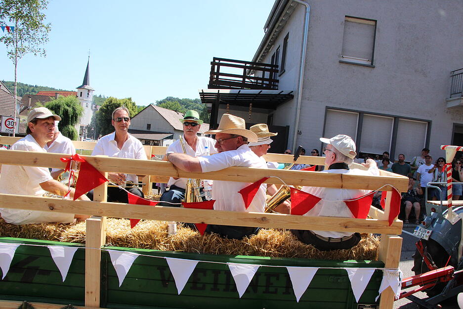 In Bieringen, einem Teilort von Schöntal, gibt es Grund zum Feiern: Der Ort besteht seit 1225 Jahren. Aus diesem Anlass ziehen Vereine bei einem Festumzug durchs Dorf.