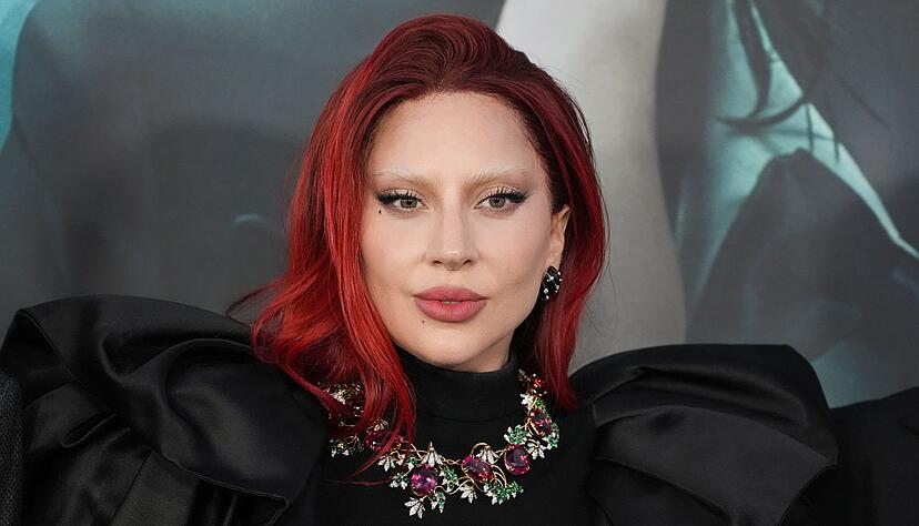 Lady Gaga steuert "The Dead Dance" zum Netflix-Soundtrack bei. Lady Gaga steuert "The Dead Dance" zum Netflix-Soundtrack bei.