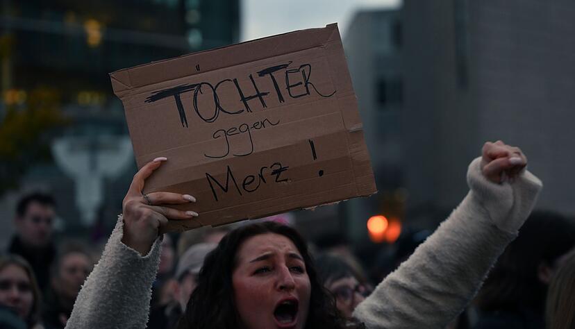 Tausende Menschen beim Protest vor der CDU-Zentrale. Tausende Menschen beim Protest vor der CDU-Zentrale.