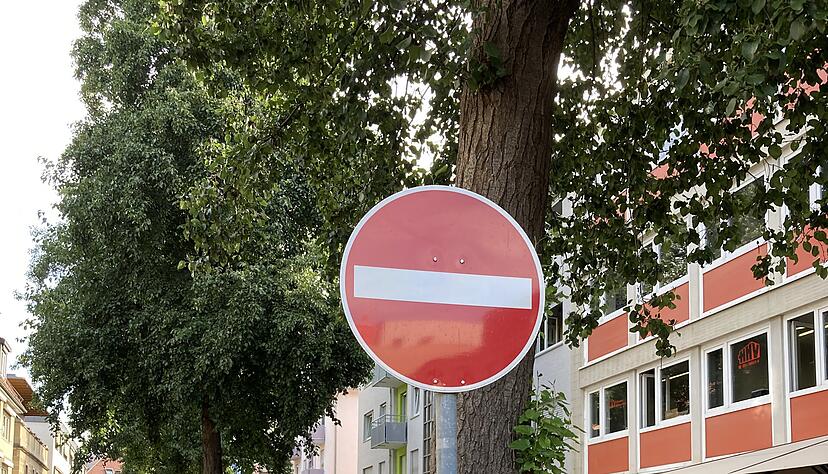 Verbot der Einfahrt: Radfahrer sind hier eigentlich nicht ausgenommen. Wenige Meter vorher ist die Einfahrt noch erlaubt.