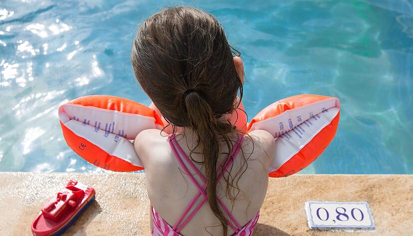 Schwimmlernhilfen sollen nicht vor dem Ertrinken sch&uuml;tzen, sondern genug Auftrieb geben, damit sich das Kind in waagerechter Position im Wasser halten und Schwimmbewegungen &uuml;ben kann.