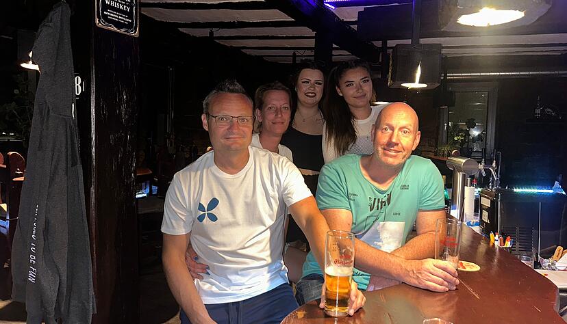 Um 1 Uhr nachts im Holzwurm in Ittlingen: (von links nach rechts) Frank und Sina Hansens, Jaquline Burkardt, Bianca Abreu und Frank Leyere Um 1 Uhr nachts im Holzwurm in Ittlingen: (von links nach rechts) Frank und Sina Hansens, Jaquline Burkardt, Bianca Abreu und Frank Leyere
