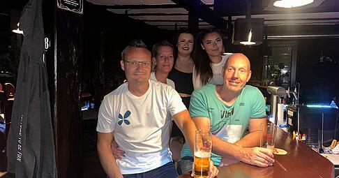 Um 1 Uhr nachts im Holzwurm in Ittlingen: (von links nach rechts) Frank und Sina Hansens, Jaquline Burkardt, Bianca Abreu und Frank Leyere Um 1 Uhr nachts im Holzwurm in Ittlingen: (von links nach rechts) Frank und Sina Hansens, Jaquline Burkardt, Bianca Abreu und Frank Leyere