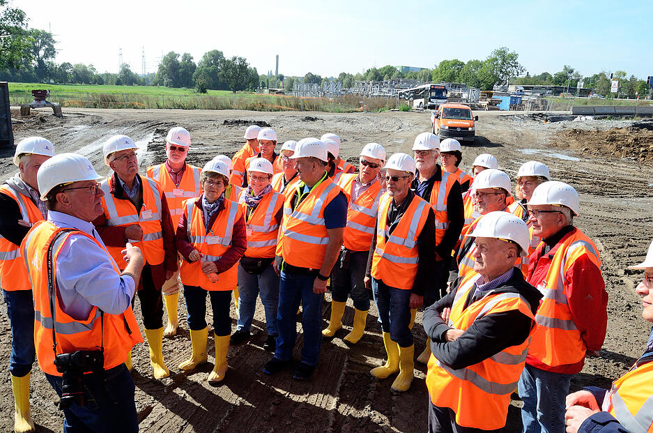 21 Leser lauschen den Ausführungen von Michael Endres (ViA6West), der die Gruppe über die Baustelle führt