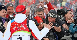 Der gefragteste Biathlet in Turin: Aus Michael Greis wird nach der dritten Goldmedaille der Gold-Michi. "Weltmeister gibt es viele, aber Olympiasieger ist doch noch ein anderes Qualitätsmerkmal", sagt der Allgäuer. Der gefragteste Biathlet in Turin: Aus Michael Greis wird nach der dritten Goldmedaille der Gold-Michi. "Weltmeister gibt es viele, aber Olympiasieger ist doch noch ein anderes Qualitätsmerkmal", sagt der Allgäuer.