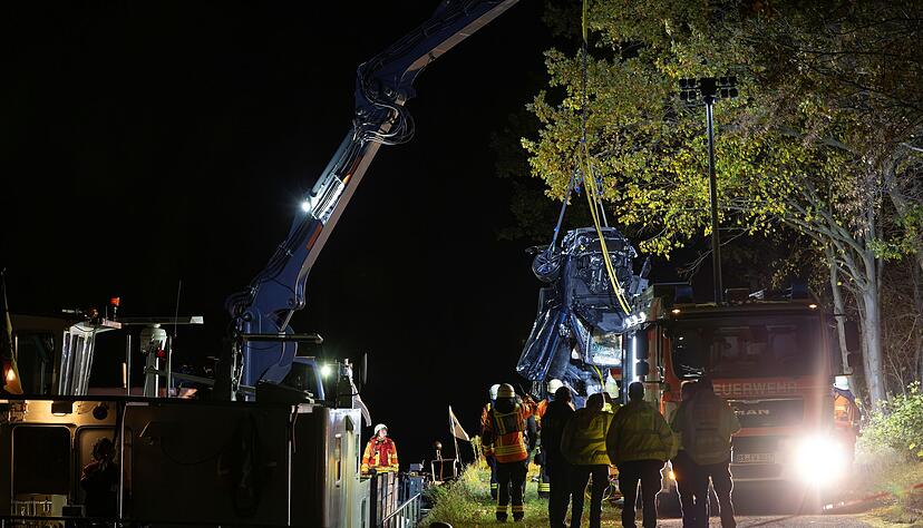 Mit einem Spezialfahrzeug wurde das Wrack am späten Samstagabend aus dem Kanal geborgen. Mit einem Spezialfahrzeug wurde das Wrack am späten Samstagabend aus dem Kanal geborgen.