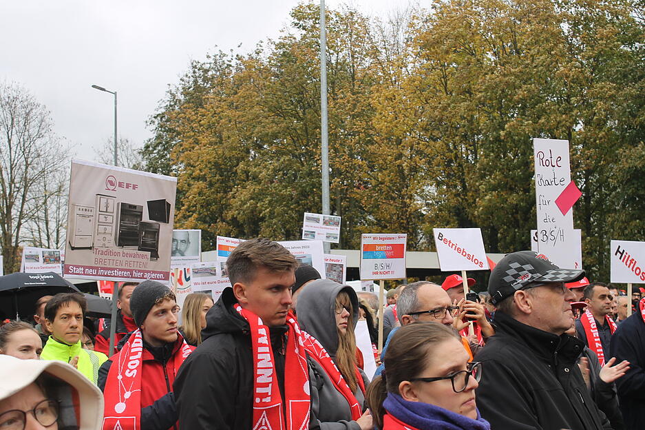 Viele Generationen von Beschäftigten stehen geschlossen hinter ihrem Unternehmen. Viele Generationen von Beschäftigten stehen geschlossen hinter ihrem Unternehmen.