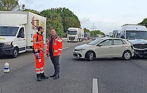 Auf der A81 sind drei Fahrzeuge in einen Auffahrunfall verwickelt. René Russow (rechts) ist als Helfer vor Ort einer der Ersten an der Unfallstelle. Auf der A81 sind drei Fahrzeuge in einen Auffahrunfall verwickelt. René Russow (rechts) ist als Helfer vor Ort einer der Ersten an der Unfallstelle.
