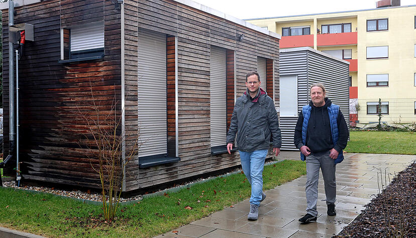 Micha Bangert (links) und Eberhard Wolf vor einem der neuen Tiny H&auml;user in der S&uuml;dstra&szlig;e in Heilbronn. Eberhard Wolf wohnte zweieinhalb Jahre in einem solchen Objekt in Sontheim.