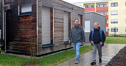 Micha Bangert (links) und Eberhard Wolf vor einem der neuen Tiny H&auml;user in der S&uuml;dstra&szlig;e in Heilbronn. Eberhard Wolf wohnte zweieinhalb Jahre in einem solchen Objekt in Sontheim.