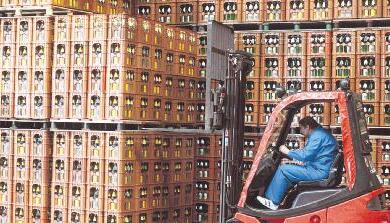 Palettenweise bestellen die Getränkehändler in der Region derzeit Mineralwasser, um den großen Durst der Kunden stillen zu können.Foto: dpa Palettenweise bestellen die Getränkehändler in der Region derzeit Mineralwasser, um den großen Durst der Kunden stillen zu können.Foto: dpa