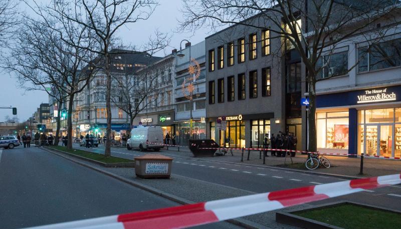 Die Straße vor der Bankfiliale ist abgesperrt. Foto: Georg Moritz Die Straße vor der Bankfiliale ist abgesperrt. Foto: Georg Moritz