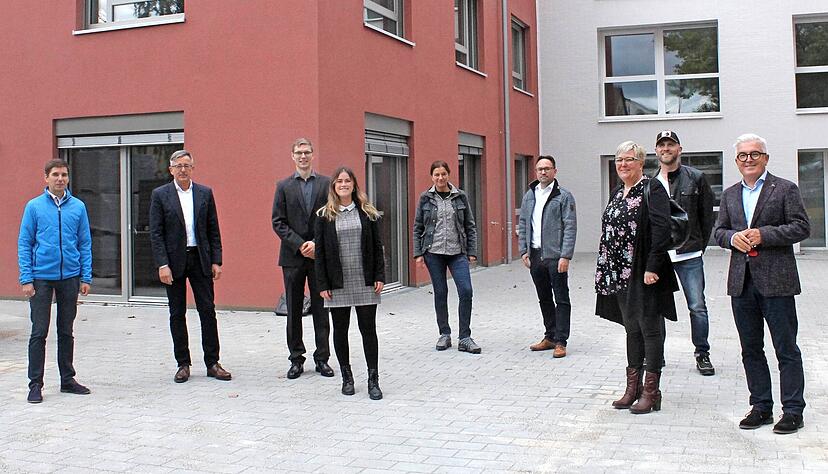 Das Projekt Generationenquartier mit den Verantwortlichen, unter anderem Kämmerer Frieder Schuh (v. l.), Generalübernehmer Matthias Günther und Bürgermeister Klaus-Peter Waldenberger (r.) soll Ende November offiziell eingeweiht werden.