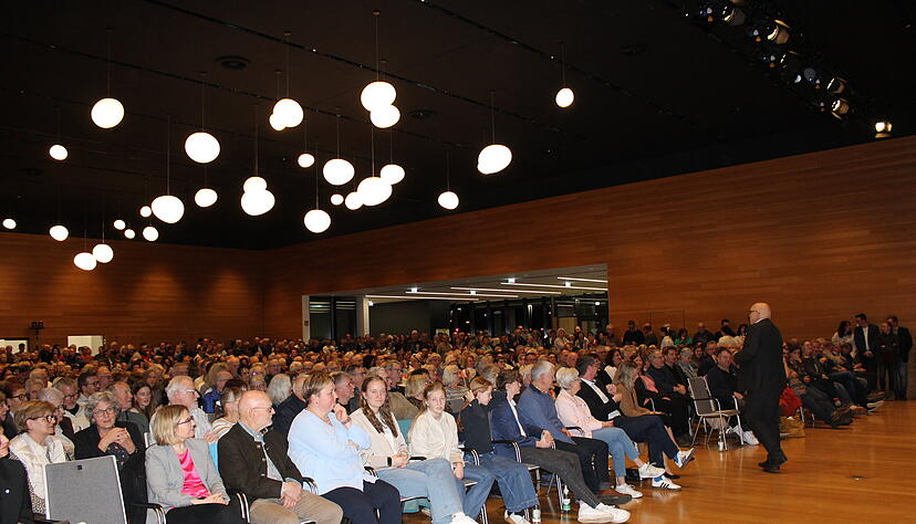 Das Interesse an der Pfedelbacher B&uuml;rgermeisterwahl am 8. M&auml;rz ist gro&szlig;: Rund 900 Zuh&ouml;rer sind in die Nobelgusch gekommen.