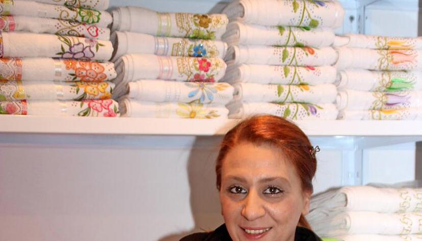 Filiz Gültekin und ihr Mann haben ein neues Geschäft für Textilien eröffnet.