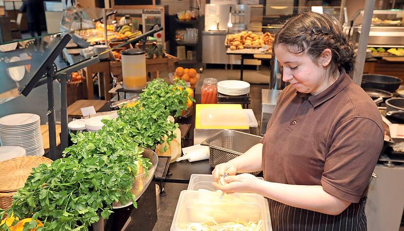 Angela Rizza sch&auml;lt Pastinaken. Fotos: Andreas Veigel