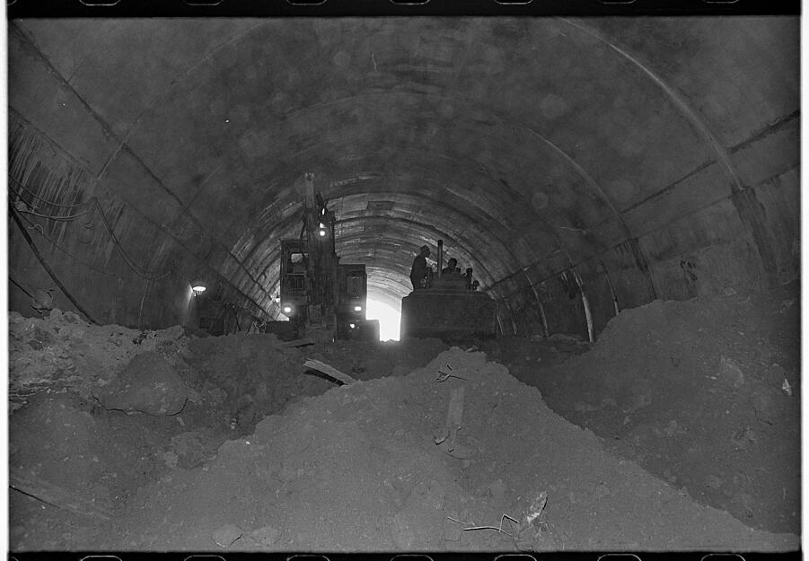 August 1970: Der 470 m lange Autobahn-Tunnel Hölzern wird von Juli 1968 bis Dezember 1973 gebaut. August 1970: Der 470 m lange Autobahn-Tunnel Hölzern wird von Juli 1968 bis Dezember 1973 gebaut.