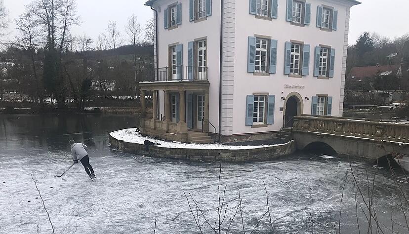 Ein Mann spielt auf dem Trappensee Eishockey. Foto: Adrian Hoffmann Ein Mann spielt auf dem Trappensee Eishockey. Foto: Adrian Hoffmann