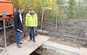Über eine wenige Meter tiefe Grube wird der Gewebeschlauch in das Rohr der Bodensee-Wasserversorgung eingezogen. Über eine wenige Meter tiefe Grube wird der Gewebeschlauch in das Rohr der Bodensee-Wasserversorgung eingezogen.