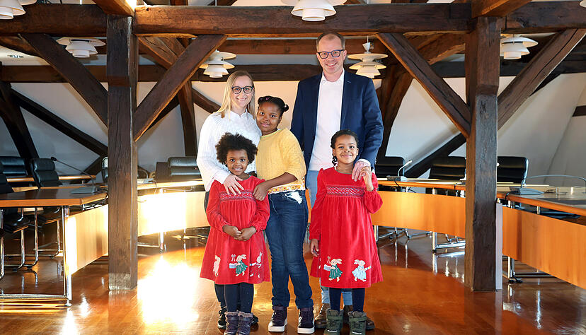 B&uuml;rgermeister Simon Michler aus M&ouml;ckm&uuml;hl mit seiner Frau Martina und den Adoptivkindern Lovely (11), Dyoune und Dyouna (beide 6, im roten Kleid von links) im Saal des M&ouml;ckm&uuml;hler Rathauses, in dem ihr Papa seit Oktober 2024 der neue Chef ist.
Fotos: Ralf Seidel