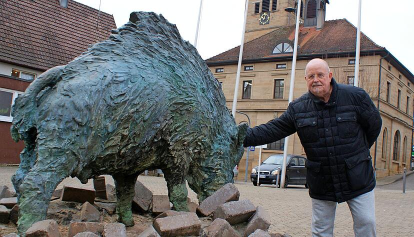 Rentner Dietmar Herbst vor der Figur am Eberbrunnen. "Der Eber gehört zum Ort dazu", sagt der 67-Jährige. Er genießt die Natur rund um den Ort.
Fotos: Carsten Friese Rentner Dietmar Herbst vor der Figur am Eberbrunnen. "Der Eber gehört zum Ort dazu", sagt der 67-Jährige. Er genießt die Natur rund um den Ort.
Fotos: Carsten Friese