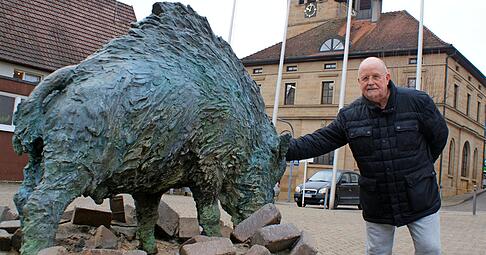 Rentner Dietmar Herbst vor der Figur am Eberbrunnen. "Der Eber gehört zum Ort dazu", sagt der 67-Jährige. Er genießt die Natur rund um den Ort.
Fotos: Carsten Friese