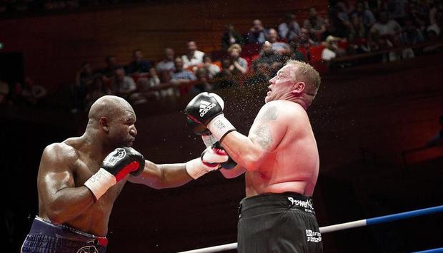 Der D&auml;ne Brian Nielsen (r) kassierte gegen Evander Holyfield viele harte Treffer.