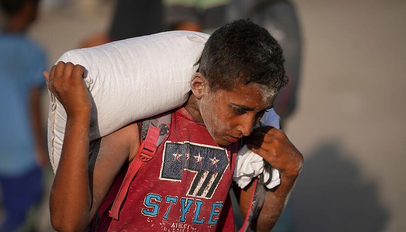 Ein pal&auml;stinensischer Junge tr&auml;gt einen Sack Mehl. (Archivbild)