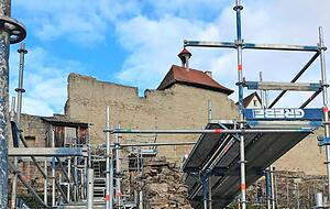 Die Steine der Schenkelmauer sind zum Teil lose, das Mauerwerk brüchig.