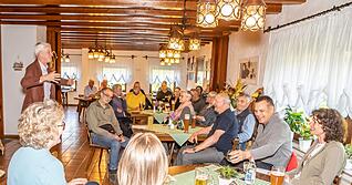 Bei der Lokaltour von Chefredakteur Uwe Ralf Heer (stehend) in Zaberfeld vor zwölf Jahren kam nur der Bürgermeister. Nun herrschte größeres Interesse. Bei der Lokaltour von Chefredakteur Uwe Ralf Heer (stehend) in Zaberfeld vor zwölf Jahren kam nur der Bürgermeister. Nun herrschte größeres Interesse.